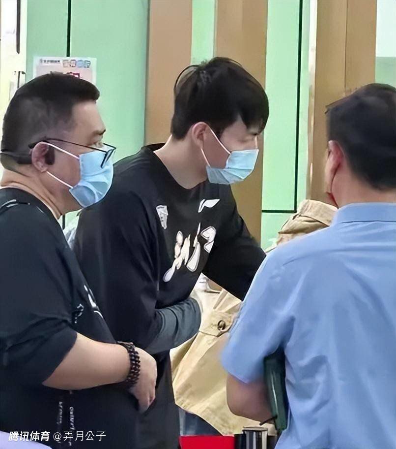 尼克斯得到阿努诺比等球员 送出巴雷特+奎克利+1次轮尼克斯官方今日宣布，球队已与猛龙达成交易，得到OG-阿努诺比、阿丘瓦和弗林，送出巴雷特、奎克利和一个2024年的次轮签（来自活塞）。